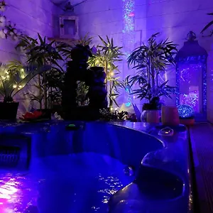 Couette-café La Chaumiere De La Foret Enchantee, Week End Insolite, Avec Jacuzzi Privatif Dans Espace Bien Etre, Et Source Dans Le Jardin Besse-sur-Issole